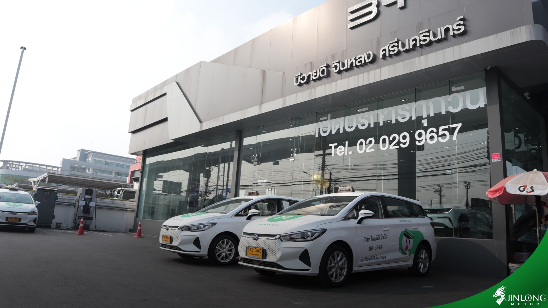 BYD จินหลงมอเตอร์ ร่วมส่งมอบรถ BYD E6 ให้กับ LINE MAN